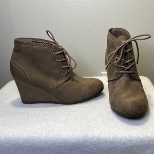 Arizona Jean Co Taupe Faux Suede Booties Size 6